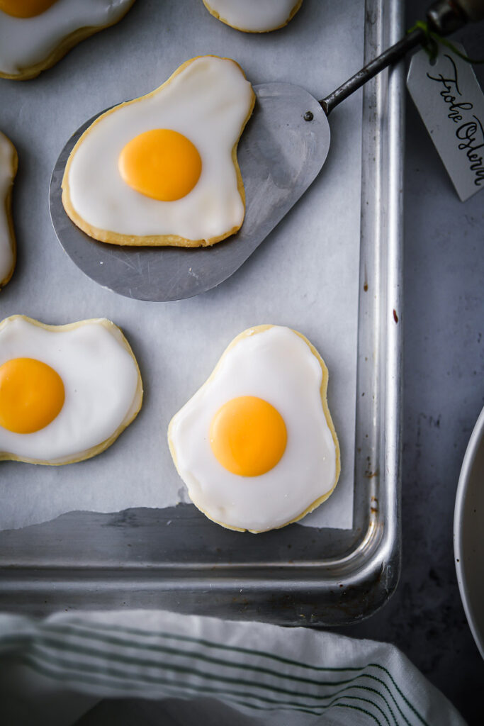 Osterkekse Ausstechplätzchen Rezept für Oster-Spiegelei-Cookies Sunny side up cookies zitronen cookies ostergebäck backen für ostern easter baking zuckerzimtundliebe foodblog backblog foodstyling easter egg cookie bakefeed feedfeed