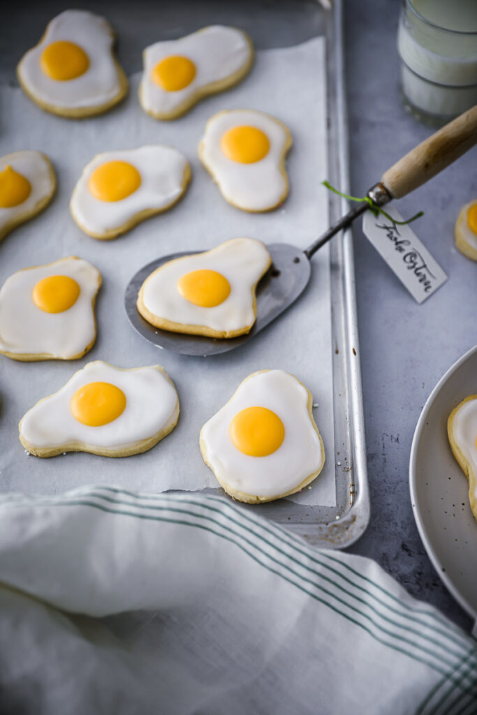Osterkekse Ausstechplätzchen Rezept für Oster-Spiegelei-Cookies Sunny side up cookies zitronen cookies ostergebäck backen für ostern easter baking zuckerzimtundliebe foodblog backblog foodstyling easter egg cookie bakefeed feedfeed