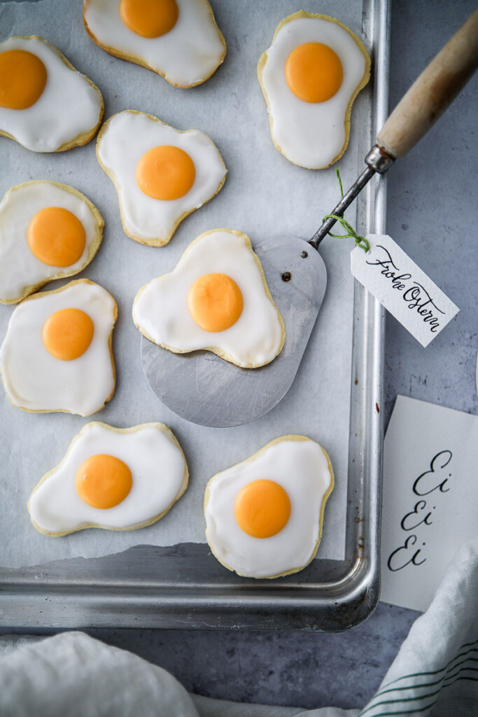 Osterkekse Ausstechplätzchen Rezept für Oster-Spiegelei-Cookies Sunny side up cookies zitronen cookies ostergebäck backen für ostern easter baking zuckerzimtundliebe foodblog backblog foodstyling easter egg cookie bakefeed feedfeed