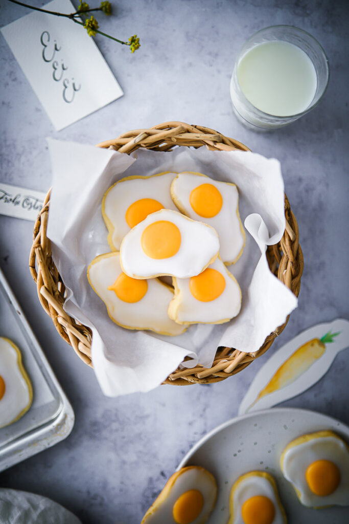 Osterkekse Ausstechplätzchen Rezept für Oster-Spiegelei-Cookies Sunny side up cookies zitronen cookies ostergebäck backen für ostern easter baking zuckerzimtundliebe foodblog backblog foodstyling easter egg cookie bakefeed feedfeed