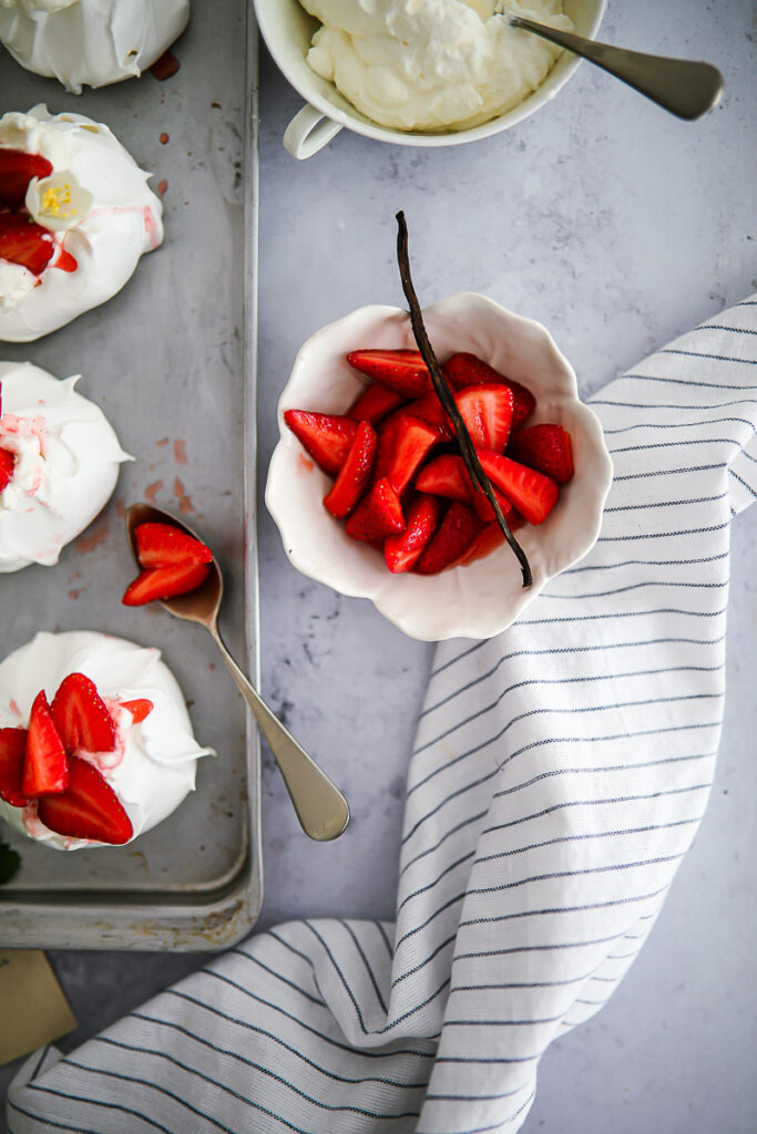 Rezept für Mini Pavlovas mit Vanille Erdbeeren strawberry mini pavlovas recipe erdbeer rezepte nachtisch dessert foodstyling food photography zuckerzimtundliebe bakefeed donna hay