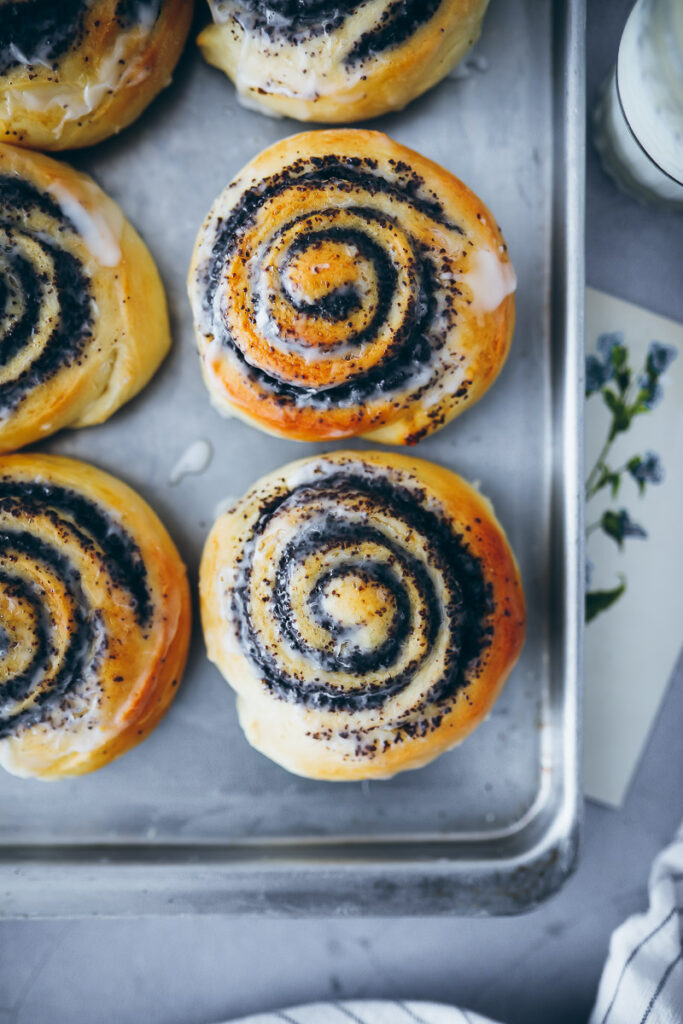 liebstes Mohnschnecken Rezept Hefeschnecken Mohnfüllung Mohnback selber machen hefeteig poppy seed buns soft buns zimtschnecken zuckerzimtundliebe backblog foodblog foodstyling bakefeed