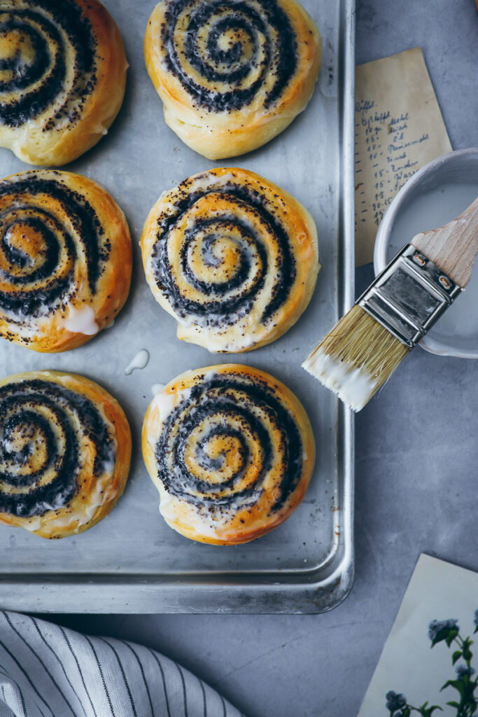 liebstes Mohnschnecken Rezept Hefeschnecken Mohnfüllung Mohnback selber machen hefeteig poppy seed buns soft buns zimtschnecken zuckerzimtundliebe backblog foodblog foodstyling bakefeed