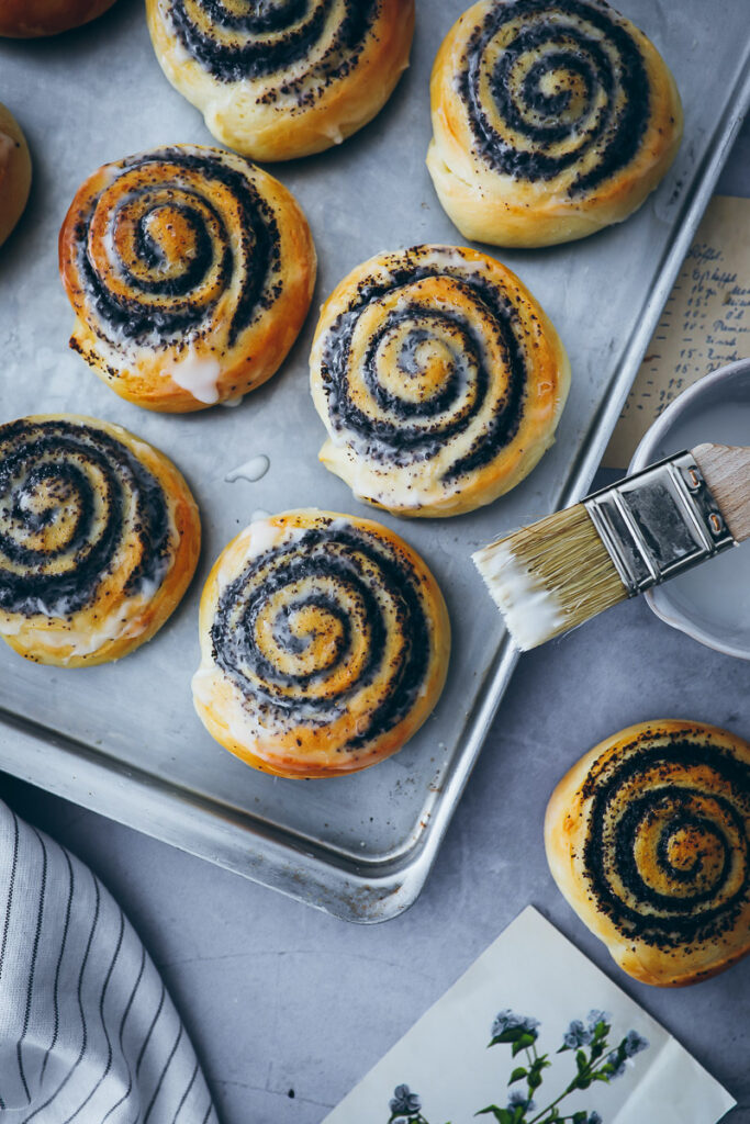 liebstes Mohnschnecken Rezept Hefeschnecken Mohnfüllung Mohnback selber machen hefeteig poppy seed buns soft buns zimtschnecken zuckerzimtundliebe backblog foodblog foodstyling bakefeed