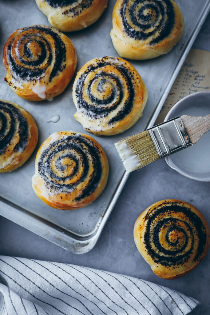 liebstes Mohnschnecken Rezept Hefeschnecken Mohnfüllung Mohnback selber machen hefeteig poppy seed buns soft buns zimtschnecken zuckerzimtundliebe backblog foodblog foodstyling bakefeed