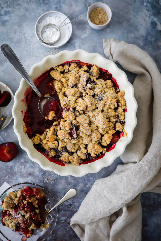 Pflaumen Haselnuss Crumble Rezept plum crisp recipe haselnuss crumble pflaumen rezept zuckerzimtundliebe bakefeed foodstyling food photography