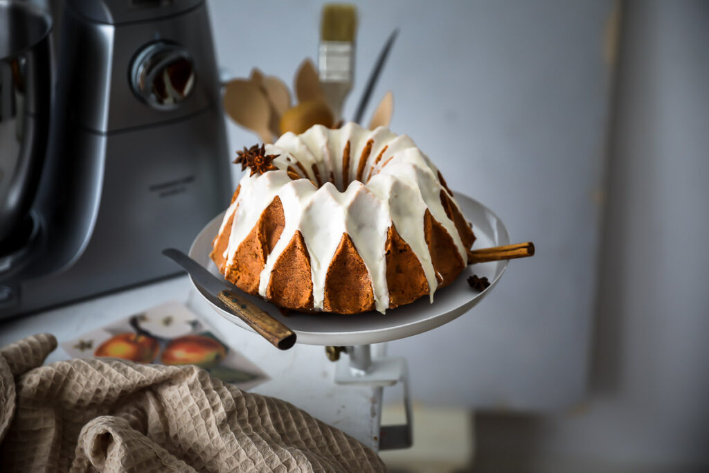 Apfel Gewürzkuchen mit Chai Glasur