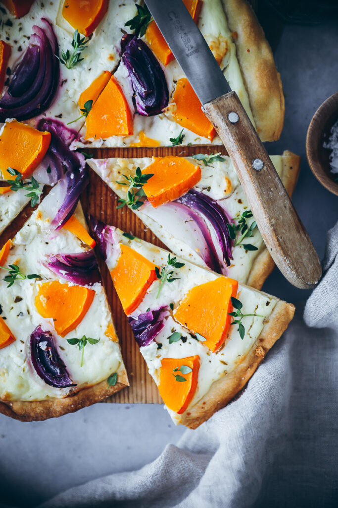 Kürbis Flammkuchen Rezept pumpkin flatbread recipe fallbaking bakefeed bake from scratch kürbisrezepte foodstyling food photo zuckerzimtundliebe
