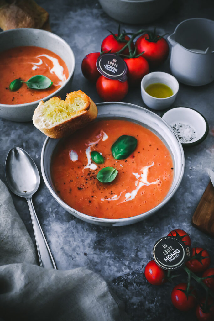 Roasted Tomato Soup Rezept Looye JOYN Tomaten Tomatensuppe aus dem Ofen foodstyling food photography cookfeed feedfeed soulfood zuckerzimtundliebe