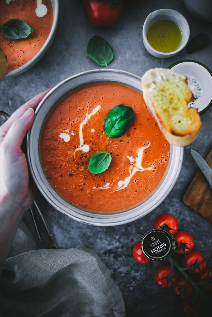 Roasted Tomato Soup Rezept Looye JOYN Tomaten Tomatensuppe aus dem Ofen foodstyling food photography cookfeed feedfeed soulfood zuckerzimtundliebe