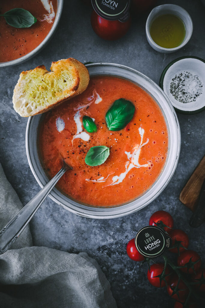 Roasted Tomato Soup Rezept Looye JOYN Tomaten Tomatensuppe aus dem Ofen foodstyling food photography cookfeed feedfeed soulfood zuckerzimtundliebe
