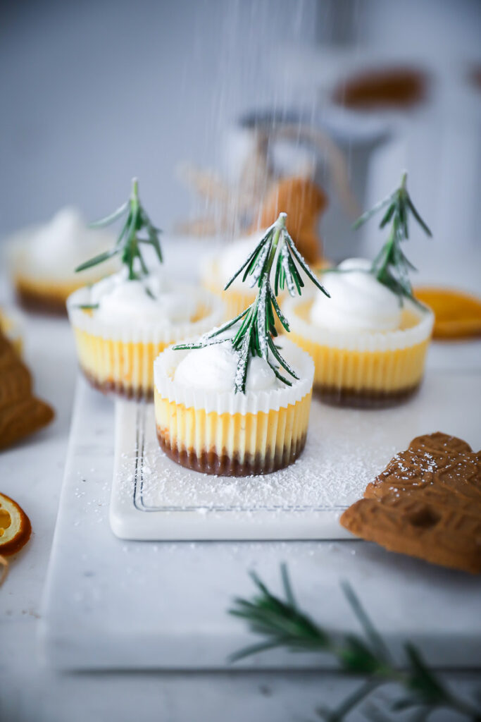 Rezept für Spekulatius Cheesecake Muffins christmas cheesecake käsekuchen mit spekulatiusboden speculoos biscoff cookies cake weihnachtskuchen weihnachtsmuffins foodstyling zuckerzimtundliebe food photography canon sigma art feedfeed bakefeed food52