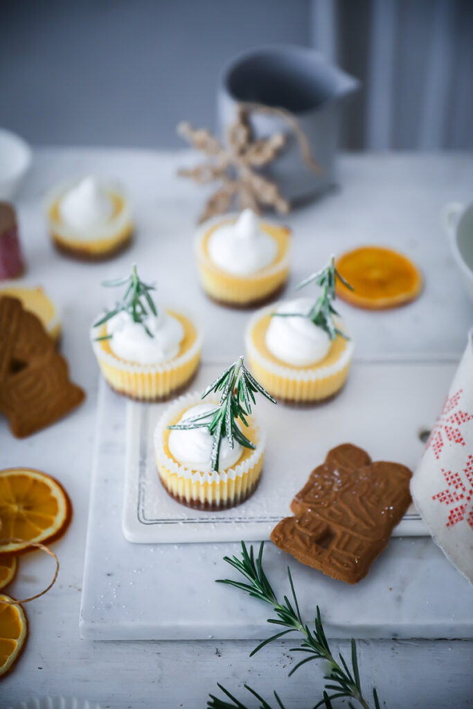 Rezept für Spekulatius Cheesecake Muffins christmas cheesecake käsekuchen mit spekulatiusboden speculoos biscoff cookies cake weihnachtskuchen weihnachtsmuffins foodstyling zuckerzimtundliebe food photography canon sigma art feedfeed bakefeed food52