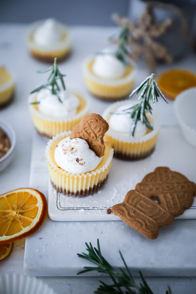 Rezept für Spekulatius Cheesecake Muffins christmas cheesecake käsekuchen mit spekulatiusboden speculoos biscoff cookies cake weihnachtskuchen weihnachtsmuffins foodstyling zuckerzimtundliebe food photography canon sigma art feedfeed bakefeed food52