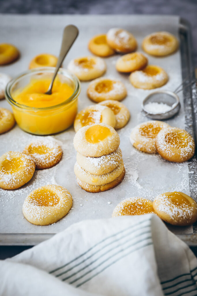 Lemon Curd Cookies - ein Rezept für super frische Zitronenkekse husarenkrapfen engelsaugen hildabrötchen rezept zuckerzimtundliebe foodblog backblog bakefeed feedfeed