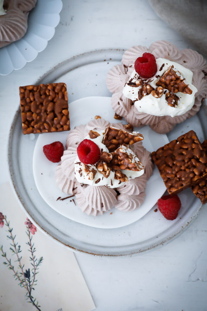 Mini Kakao Pavlova Rezept mit Vanillesahne und Nippon Puffreis Häppchen baiser rezept zuckerzimtundliebe backblog foodblog bakefeed feedfeed
