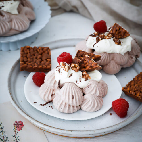 Mini Kakao Pavlova Rezept mit Vanillesahne und Nippon Puffreis Häppchen baiser rezept zuckerzimtundliebe backblog foodblog bakefeed feedfeed