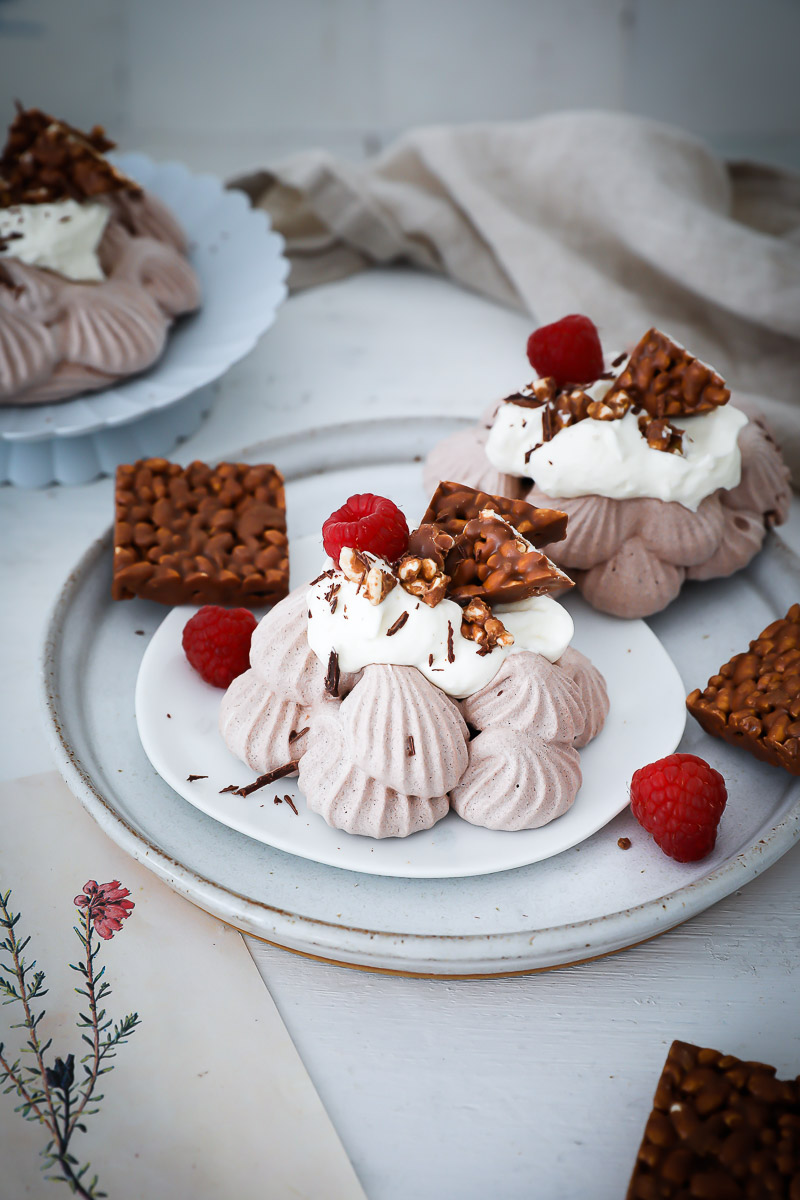 Mini Kakao Pavlova Rezept mit Vanillesahne und Nippon  Puffreis Häppchen (enthält Werbung)