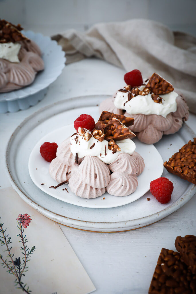 Mini Kakao Pavlova Rezept mit Vanillesahne und Nippon Puffreis Häppchen baiser rezept zuckerzimtundliebe backblog foodblog bakefeed feedfeed