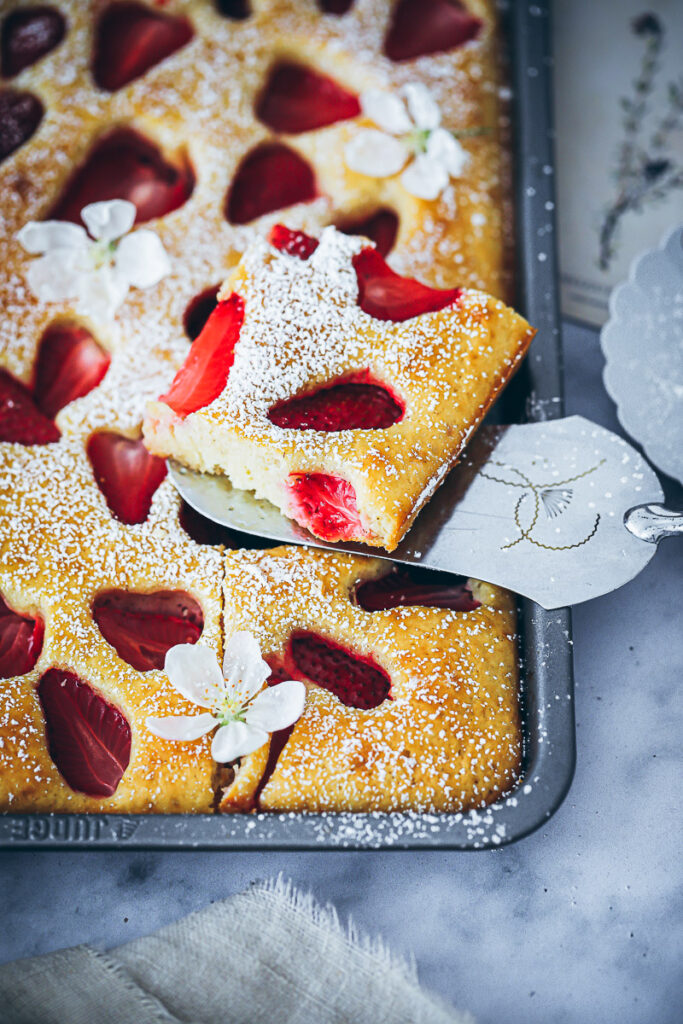 Erdbeer Ofen Pancakes Pfannkuchen rezept sheet pan pancakes zuckerzimtundliebe erdbeerrezept foodstyling food photo bakefeed feedfeed
