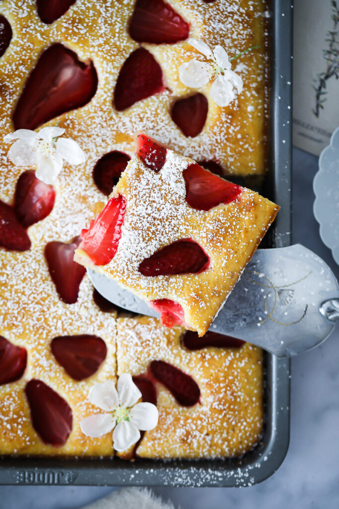 Erdbeer Ofen Pancakes Pfannkuchen rezept sheet pan pancakes zuckerzimtundliebe erdbeerrezept foodstyling food photo bakefeed feedfeed