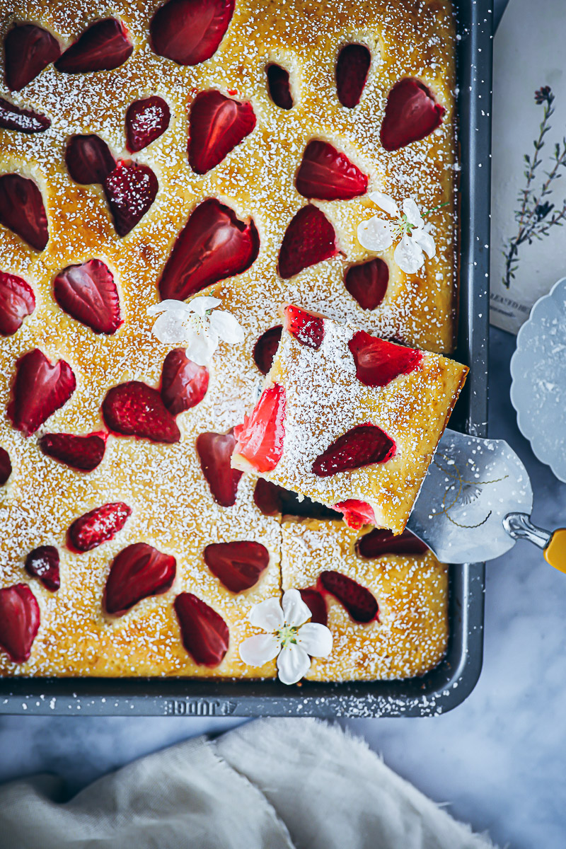 Erdbeer Ofen Pancakes Pfannkuchen rezept sheet pan pancakes zuckerzimtundliebe erdbeerrezept foodstyling food photo bakefeed feedfeed