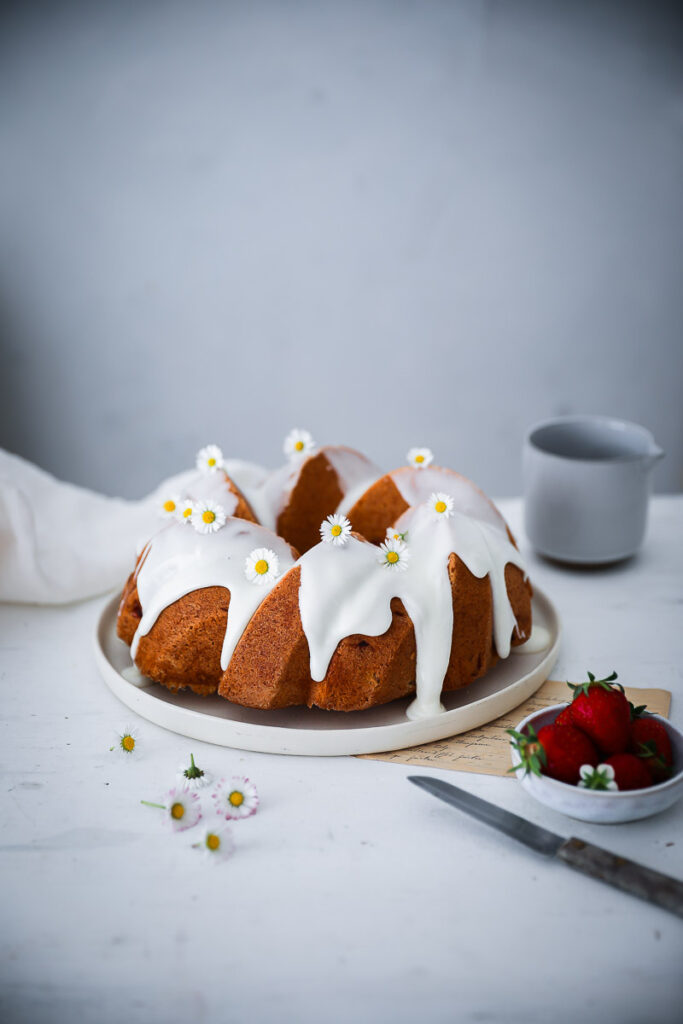 Saftiger Erdbeer Rhabarber Kuchen als Gugelhupf Strawberry rhubarb bundt cake erdbeerkuchen rhabarberkuchen foodstyling food photography zuckerzimtundliebe backblog foodblog bakefeed
