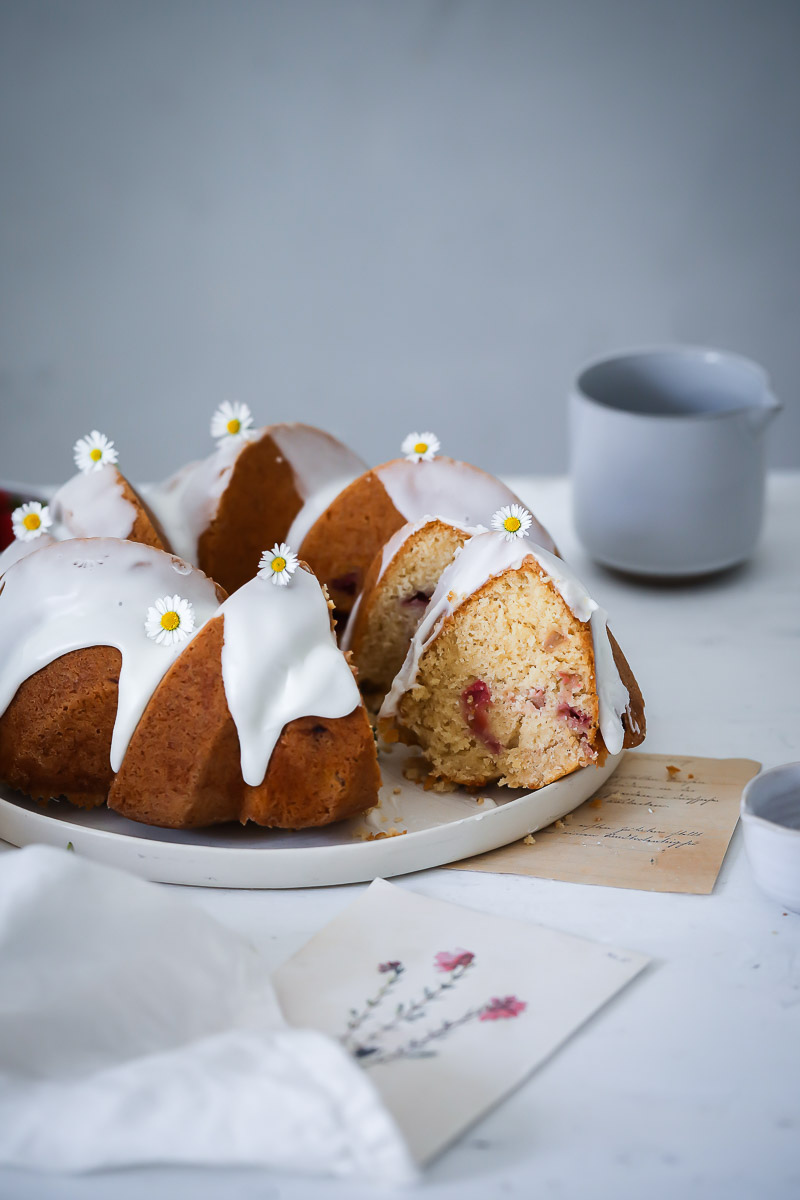 Saftiger Erdbeer Rhabarber Kuchen als Gugelhupf – ein Erdbeerkuchen mal anders