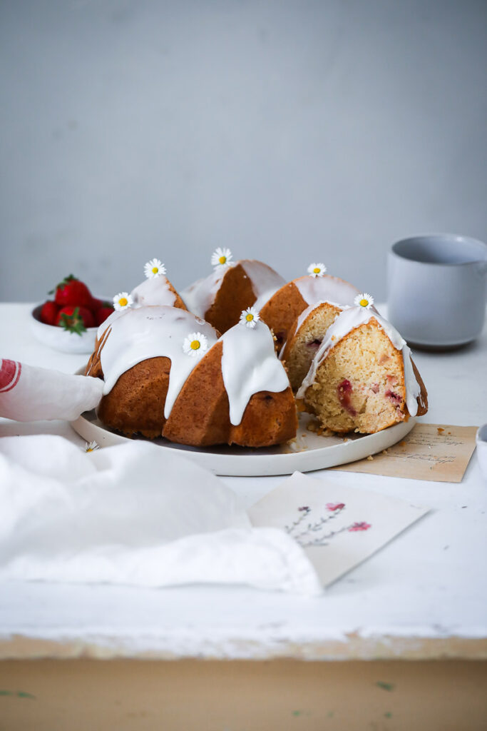 Saftiger Erdbeer Rhabarber Kuchen als Gugelhupf Strawberry rhubarb bundt cake erdbeerkuchen rhabarberkuchen foodstyling food photography zuckerzimtundliebe backblog foodblog bakefeed