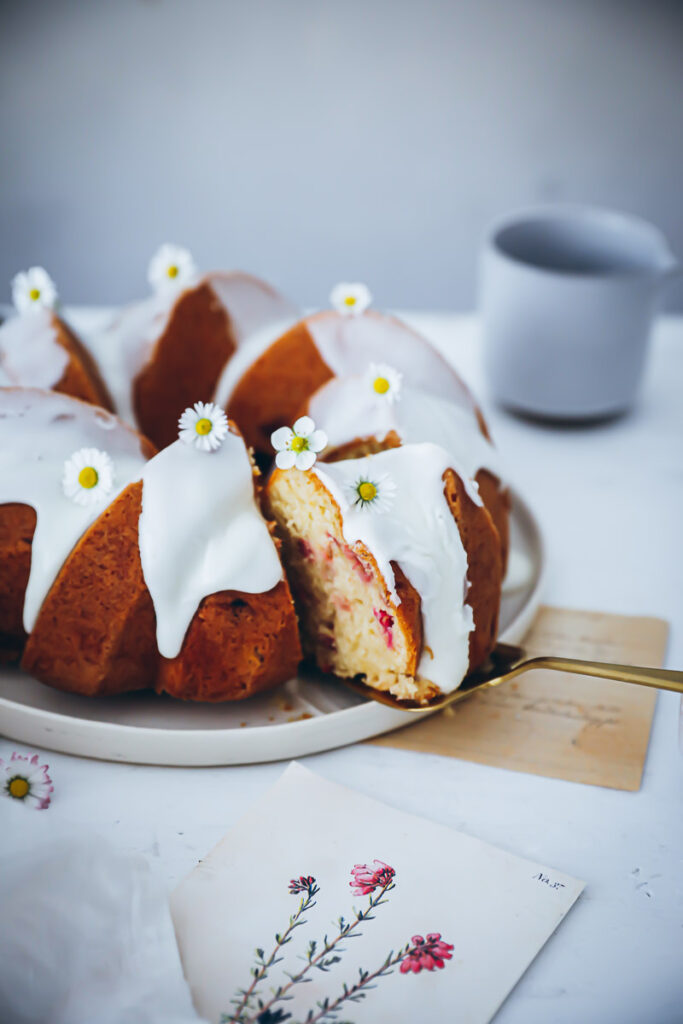 Saftiger Erdbeer Rhabarber Kuchen als Gugelhupf Strawberry rhubarb bundt cake erdbeerkuchen rhabarberkuchen foodstyling food photography zuckerzimtundliebe backblog foodblog bakefeed