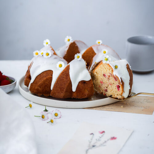 Saftiger Erdbeer Rhabarber Kuchen als Gugelhupf Strawberry rhubarb bundt cake erdbeerkuchen rhabarberkuchen foodstyling food photography zuckerzimtundliebe backblog foodblog bakefeed