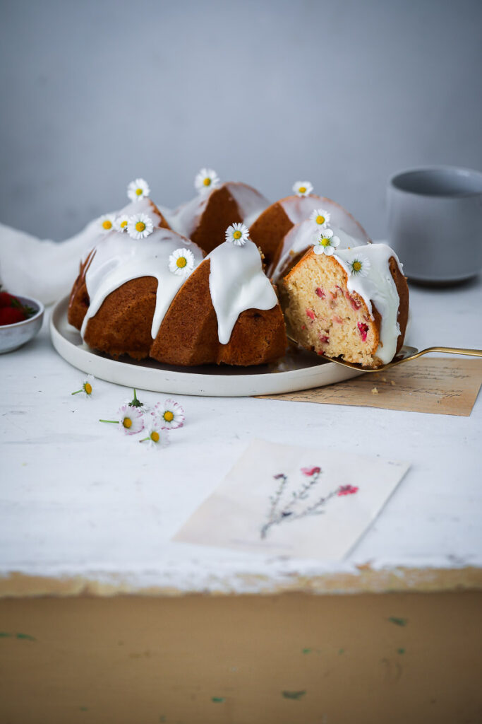 Saftiger Erdbeer Rhabarber Kuchen als Gugelhupf Strawberry rhubarb bundt cake erdbeerkuchen rhabarberkuchen foodstyling food photography zuckerzimtundliebe backblog foodblog bakefeed