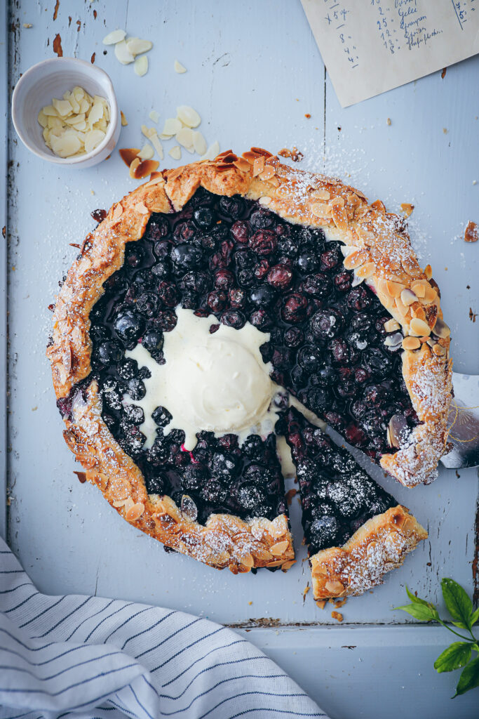 Blaubeer Galette Rezept blueberry galette Tart heidelbeer kuchen sommerkuchen mürbeteig zuckerzimtundliebe bakefeed feedfeed foodtographyschool