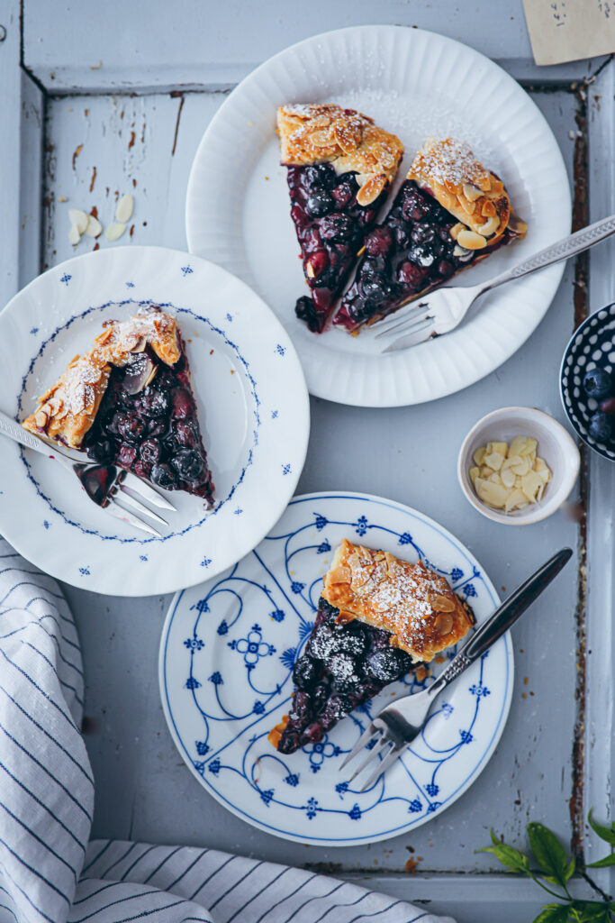 Blaubeer Galette Rezept blueberry galette Tart heidelbeer kuchen sommerkuchen mürbeteig zuckerzimtundliebe bakefeed feedfeed foodtographyschool
