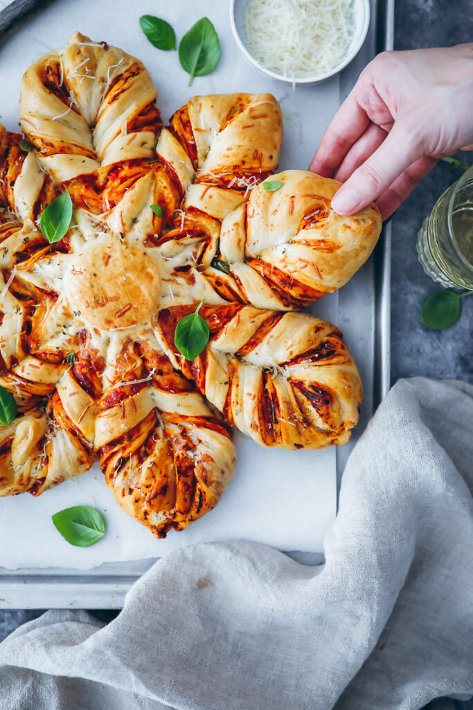 Pizza Brot Star Bread Rezept zupfbrot star shaped bread herzhaftes zupfbrot einfacher hefeteig zuckerzimtundliebe foodstyling food photo grill beilage grill brot grill ideen brotrezept
