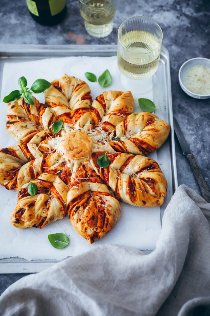 Pizza Brot Star Bread Rezept zupfbrot star shaped bread herzhaftes zupfbrot einfacher hefeteig zuckerzimtundliebe foodstyling food photo grill beilage grill brot grill ideen brotrezept