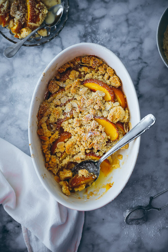 Pfirsich Crumble Rezept mit Mandeln zuckerzitmundliebe peach crumble peach crisp sommer dessert foodstyling food photography bakefeed feedfeedd