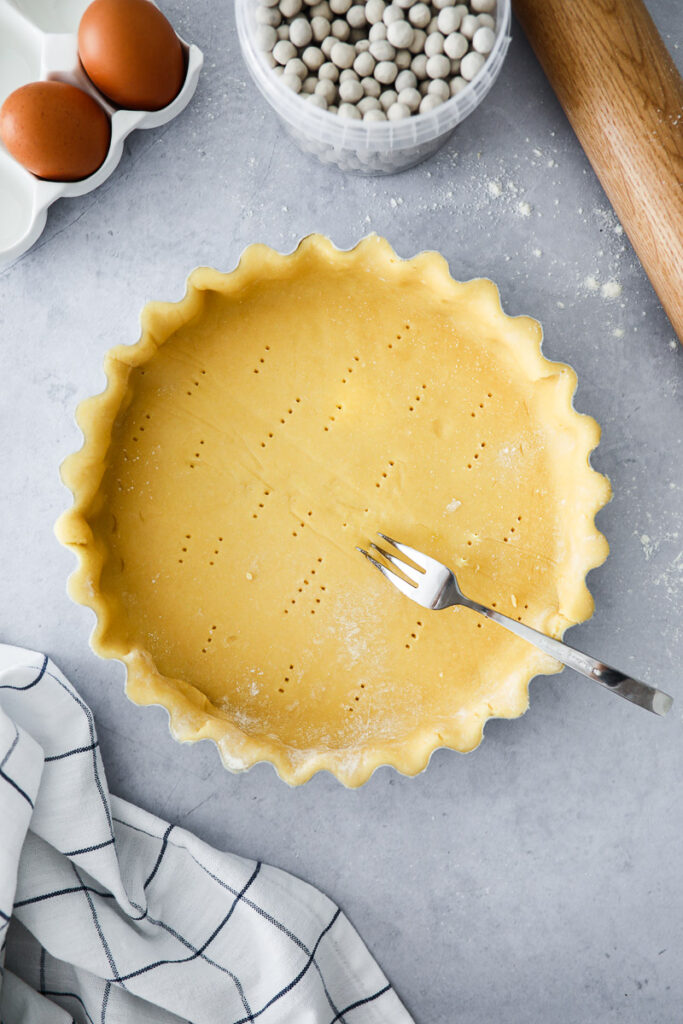 Schmandkuchen Tarte mit Himbeer-Herzen rasperry swirl tart himbeer tarte mürbeteigboden blindbacken bakefeed zuckerzimtundliebe foodstyling foodtography school Mürbeteig blindbacken