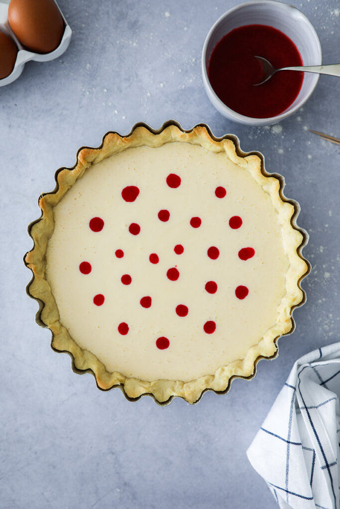 Schmandkuchen Tarte mit Himbeer-Herzen rasperry swirl tart himbeer tarte mürbeteigboden blindbacken bakefeed zuckerzimtundliebe foodstyling foodtography school