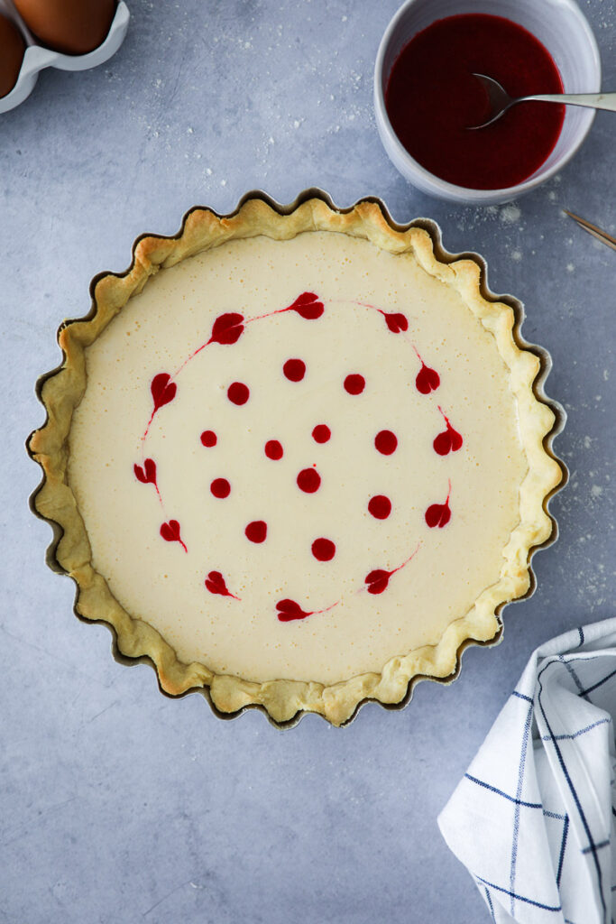 Schmandkuchen Tarte mit Himbeer-Herzen rasperry swirl tart himbeer tarte mürbeteigboden blindbacken bakefeed zuckerzimtundliebe foodstyling foodtography school