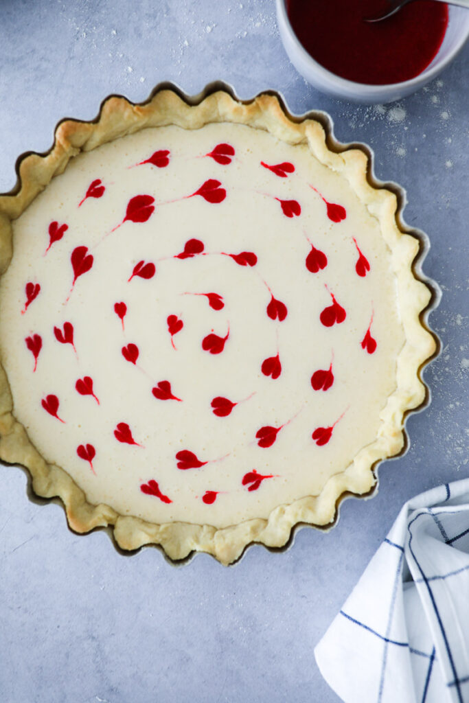 Schmandkuchen Tarte mit Himbeer-Herzen rasperry swirl tart himbeer tarte mürbeteigboden blindbacken bakefeed zuckerzimtundliebe foodstyling foodtography school