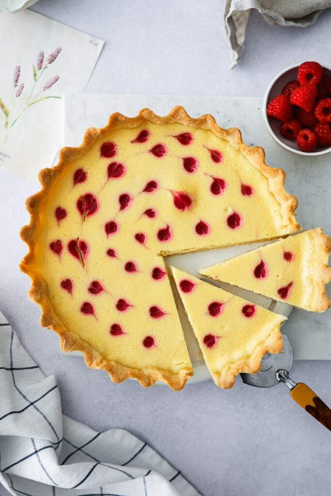 Schmandkuchen Tarte mit Himbeer-Herzen rasperry swirl tart himbeer tarte mürbeteigboden blindbacken bakefeed zuckerzimtundliebe foodstyling foodtography school