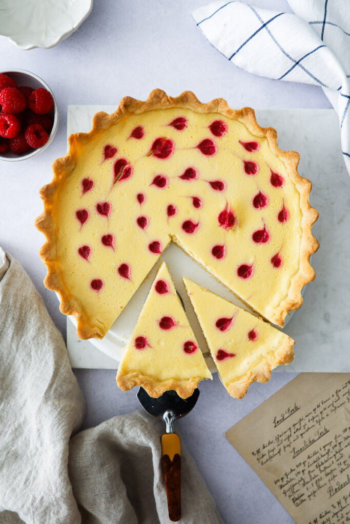 Schmandkuchen Tarte mit Himbeer-Herzen rasperry swirl tart himbeer tarte mürbeteigboden blindbacken  bakefeed zuckerzimtundliebe foodstyling foodtography school