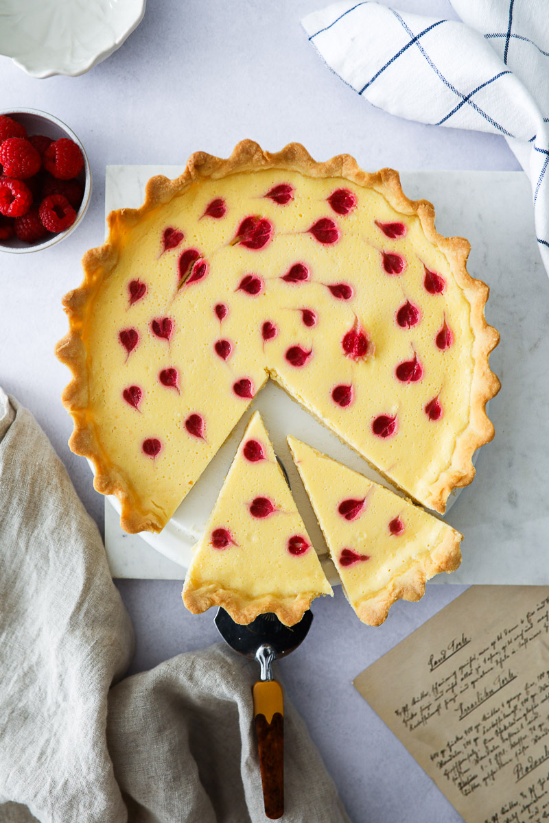 Schmandkuchen Tarte mit Himbeer-Herzen – ein Rezept