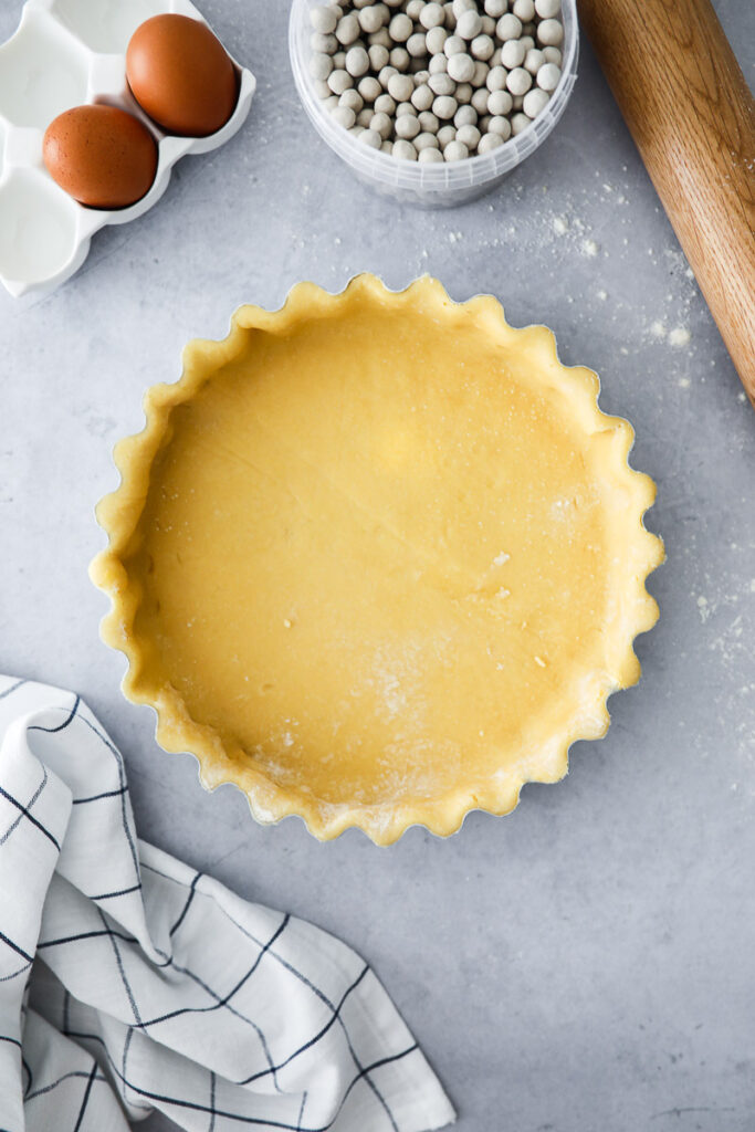 Schmandkuchen Tarte mit Himbeer-Herzen rasperry swirl tart himbeer tarte mürbeteigboden blindbacken bakefeed zuckerzimtundliebe foodstyling foodtography school Mürbeteig blindbacken