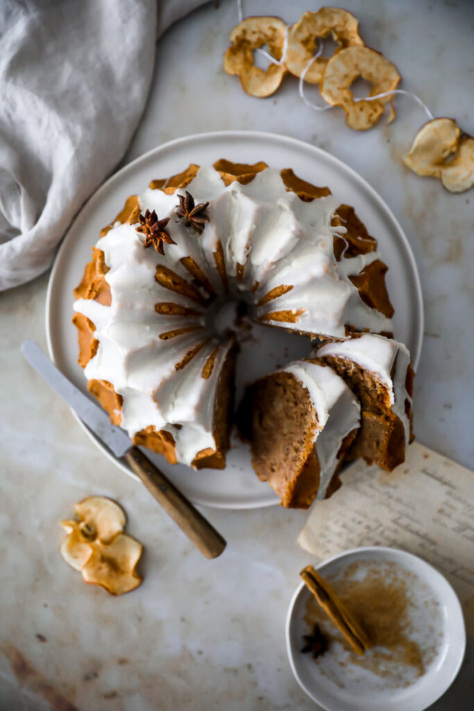 Apfel Gewürzkuchen mit Chai Glasur