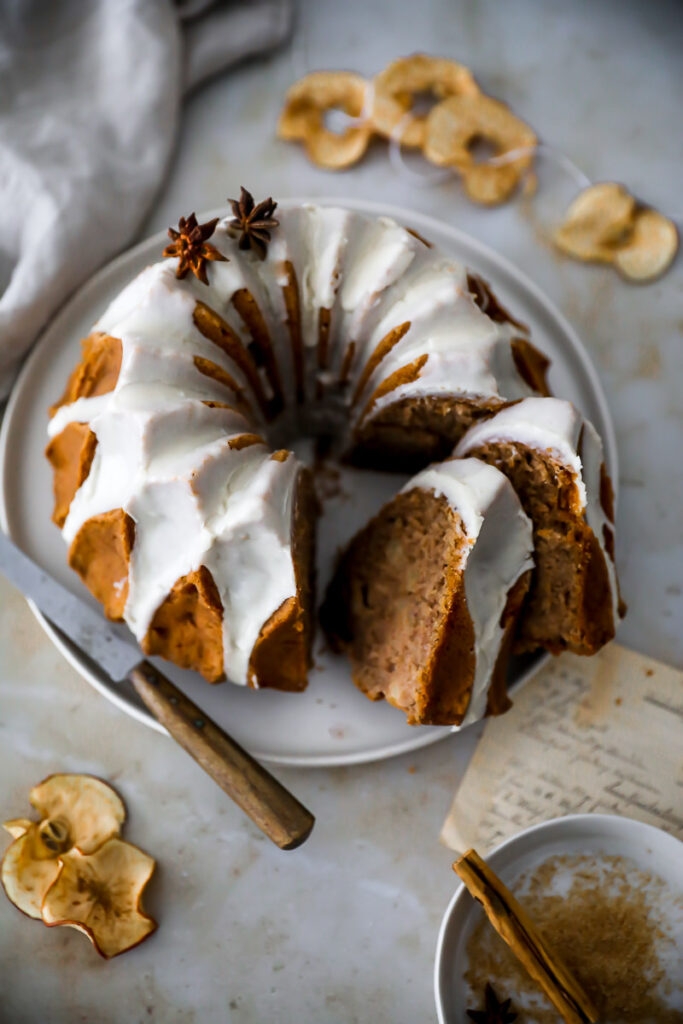 Apfel Gewürzkuchen mit Chai Glasur