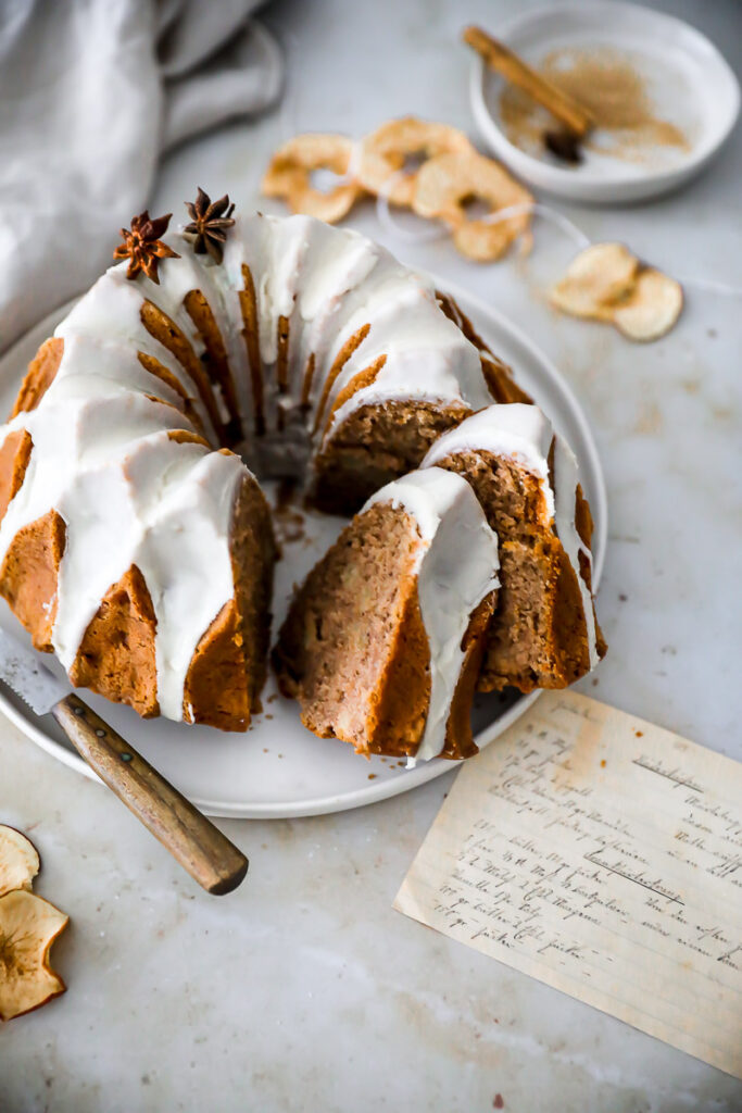 Apfel Gewürzkuchen mit Chai Glasur