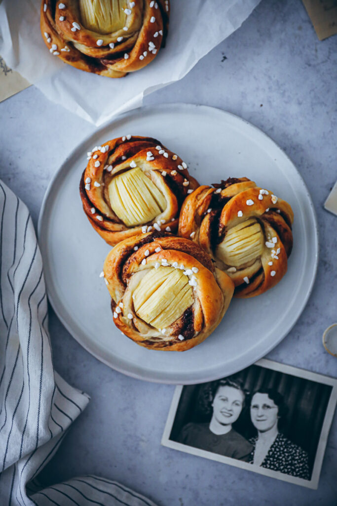 Apfel Kanelbullar Rezept - schwedische Zimtschnecken oder Zimtknoten Kanelsnurrer Kanelknuter swedish cinnamon rolls mit Äpfeln the bakefeed zuckerzimtundliebe backblog schwedische rezepte foodstyling foodphotographyschool