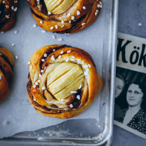 Apfel Kanelbullar Rezept - schwedische Zimtschnecken oder Zimtknoten Kanelsnurrer Kanelknuter swedish cinnamon rolls mit Äpfeln the bakefeed zuckerzimtundliebe backblog schwedische rezepte foodstyling foodphotographyschool